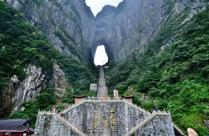 张家界天门山景区 天门山玻璃栈道 天门山在哪 张家界天门山景区 天门山玻璃栈道 天门山在哪