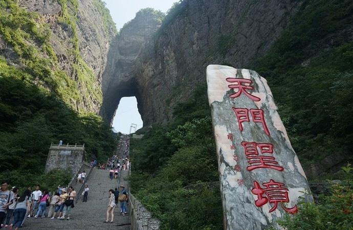 张家界天门山景区 天门山玻璃栈道 天门山在哪 张家界天门山景区 天门山玻璃栈道 天门山在哪