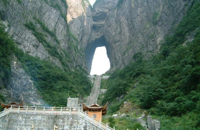 张家界天门山景区 天门山玻璃栈道 天门山在哪 张家界天门山景区 天门山玻璃栈道 天门山在哪